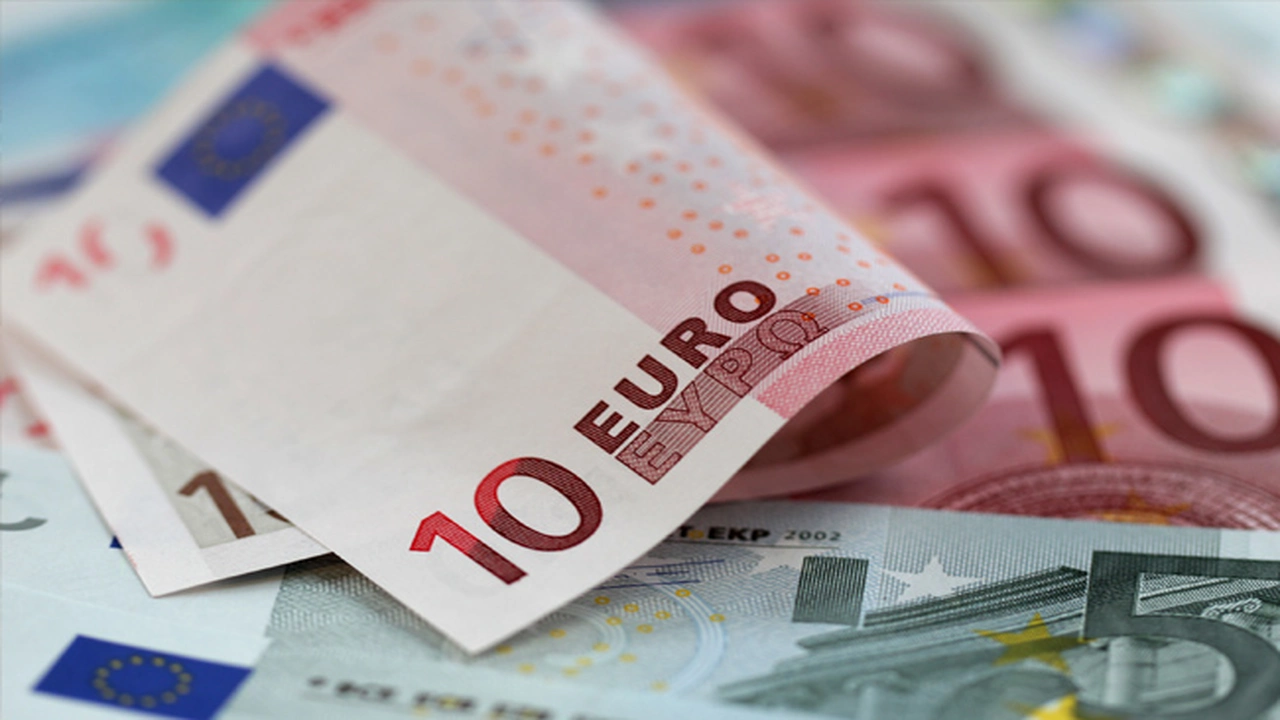 سعر اليورو مقابل الجنيه المصري في التعاملات الصباحية ليوم الثلاثاء 17 مارس